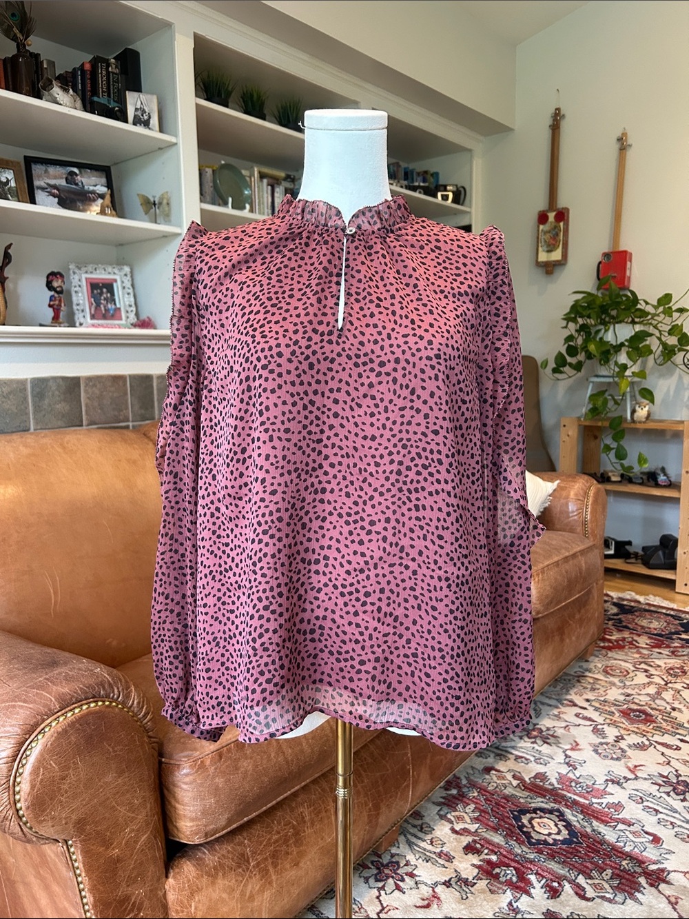 🌸3 FOR $20🌸 
LOFT Dusty Rose Pink Black leopard print Ruffle Keyhole Blouse